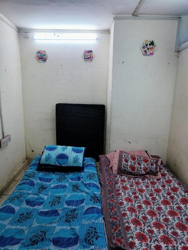 Кровать или кровати в номере KGN Homestay Near Dargah Sharif