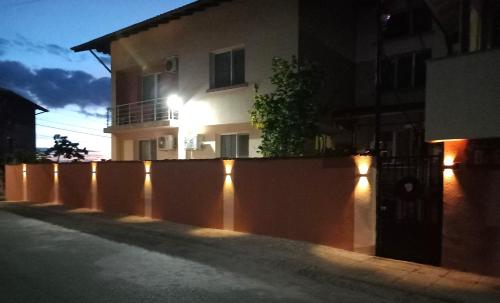 una valla con luces delante de una casa en ViBo Guesthouse en Sapareva Banya