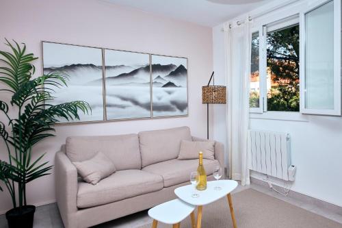 een woonkamer met een bank en een tafel bij Appartement T3 15min des plages in Marseille