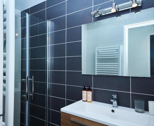 une salle de bain avec un lavabo et un miroir dans l'établissement Appartement T3 15min des plages, à Marseille