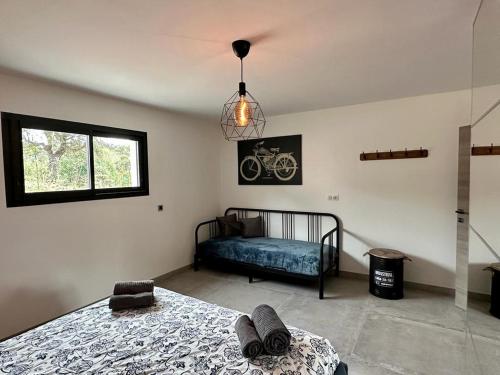 une chambre avec un lit et une fenêtre dans l'établissement Cosy Appartement Sari Solenzara, Jacuzzi, à Sari-Solenzara