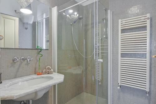 a bathroom with a glass shower and a sink at B&B Cristina e Stefano in Pisa