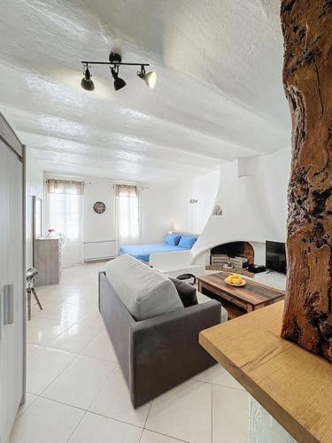 un salon avec un canapé et une table dans l'établissement Loft Spacieux au Cœur du Village, à Vence
