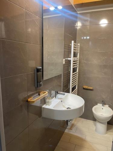 La salle de bains est pourvue d'un lavabo et de toilettes. dans l'établissement B&B zio Domenico, à Grumento Nova