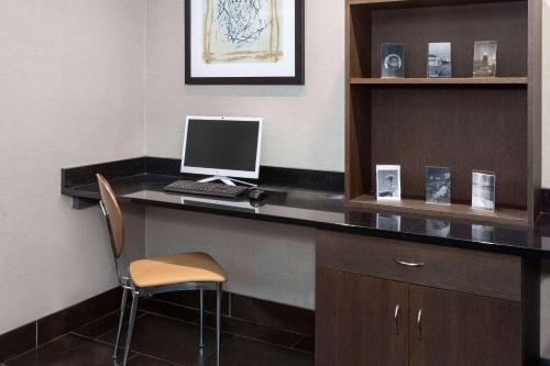 a office with a desk with a computer on it at Baymont by Wyndham Copley Akron in Copley