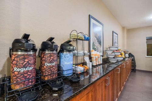 ein Buffet mit Essen in einem Hotelzimmer in der Unterkunft Comfort Inn Fort Morgan in Fort Morgan