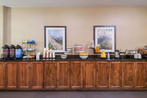 ein Buffet in einem Hotelzimmer mit zwei Bildern an der Wand in der Unterkunft Comfort Inn Fort Morgan in Fort Morgan