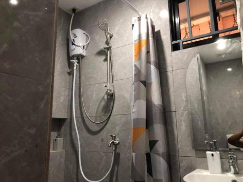 um chuveiro na casa de banho com uma cortina de chuveiro em 3-Bedroom bungalow in San Fernando Pampanga em San Fernando
