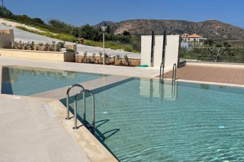 ein Swimmingpool mit blauem Wasser in einem Gebäude in der Unterkunft Seascape Kalyves in Kalyves