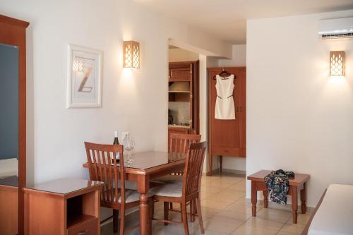 a kitchen and dining room with a table and chairs at Caldera Bay in Plataniás