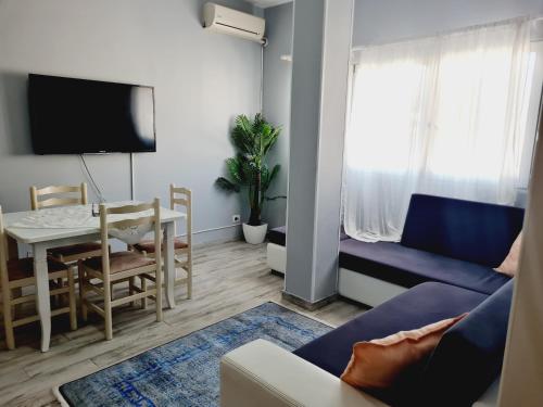 een woonkamer met een blauwe bank en een tafel bij Villa Gersina Golem in Golem