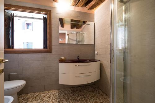 Ένα μπάνιο στο Lovely flat with canal view near Rialto Bridge