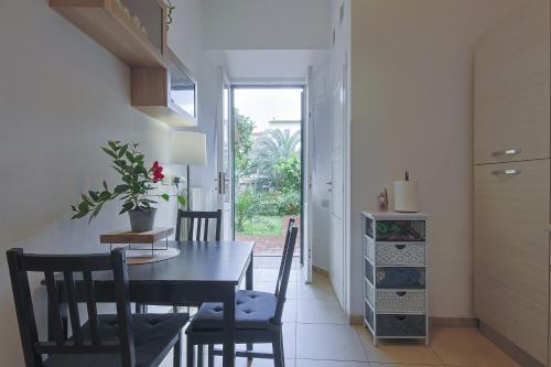 a kitchen and dining room with a table and chairs at B&B Cristina Garden in Pisa