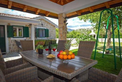stół z owocami na patio w obiekcie Villa Silentio, complete privacy near Makarska w mieście Duge Njive