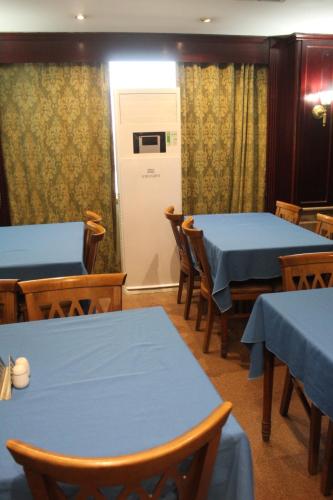 Un restaurante u otro lugar para comer en Emilio Hotel