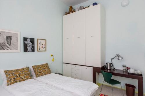Schlafzimmer mit einem Bett, einem Schreibtisch und einem Stuhl in der Unterkunft Westerpark Loft, private studio in Amsterdam