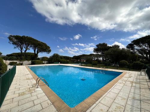 une piscine avec de l'eau bleue dans une cour dans l'établissement Mazet VI - Golfe de Saint-Tropez, à Gassin