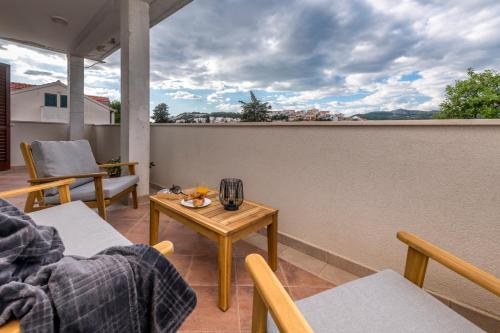 d'une terrasse avec une table et des chaises sur un balcon. dans l'établissement Apartment Mart, à Dubrovnik