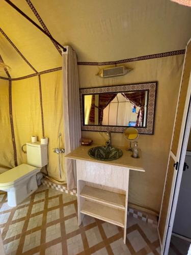 ein Bad mit einem Waschbecken und einem WC in der Unterkunft Berber Experience Camp in Adrouine