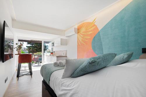 - une chambre avec un lit orné d'une grande peinture murale dans l'établissement Village Naturiste R4N - Le First Port Nature, au Cap d'Agde