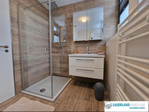 Bilik mandi di Elpe Apartments Hochsauerland