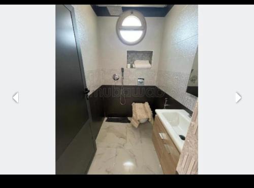 uma casa de banho com uma banheira, um lavatório e um chuveiro em Sunny house em Tânger