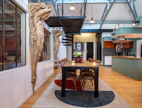a dining room with a table and chairs at Loft Eiffel unique et atypique, au coeur de ville in Béziers