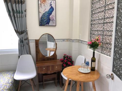 vestidor con mesa y espejo en Sunny Homestay Quy Nhơn en Quy Nhon