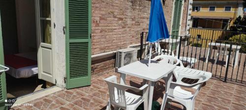 クプラ・マリッティマにあるCasa Luciaの白いテーブルと椅子が備わるパティオ