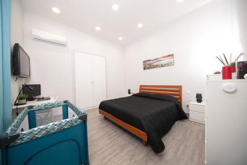 Postel nebo postele na pokoji v ubytování Casa Vacanze Alma B&B grazioso appartamento sul lungomare di Pozzuoli a 300mt dal centro e dal Rione Terra by Movery