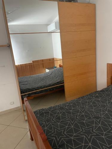 um quarto com uma cama e uma cómoda em Riccardo’s house em Casale Malnome