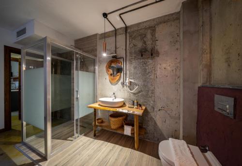 Koupelna v ubytování Kikonia Art & Suites