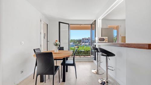 une cuisine et une salle à manger avec une table et des chaises dans l'établissement Rêve d'Azur, à Cogolin