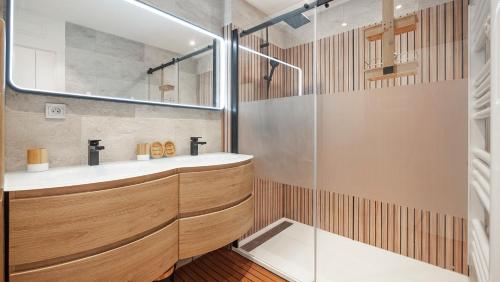 une salle de bain avec un lavabo et une douche dans l'établissement Rêve d'Azur, à Cogolin
