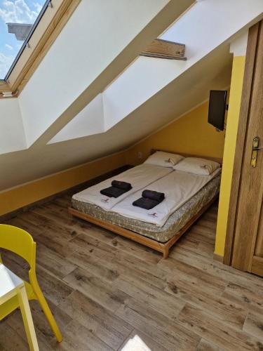 een kleine slaapkamer met een bed op zolder bij LIGHTHOUSE - Adults Only - 12Plus in Krynica Morska