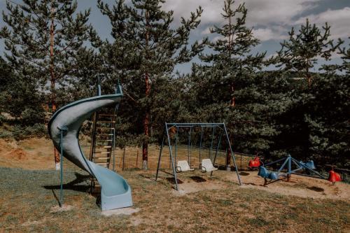 un parque infantil con tobogán en Pensiunea Poiana Verde, en Slănic-Moldova