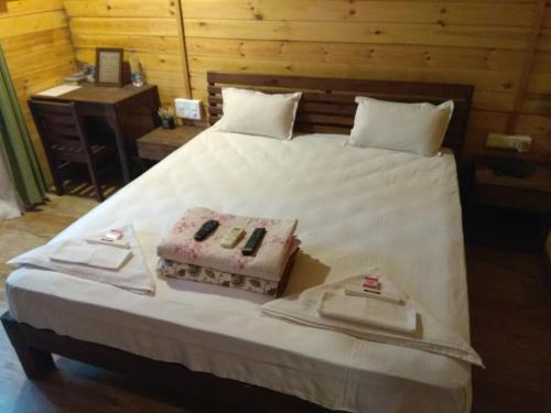 Un pat sau paturi într-o cameră la Kashid Heritage Beach Resort
