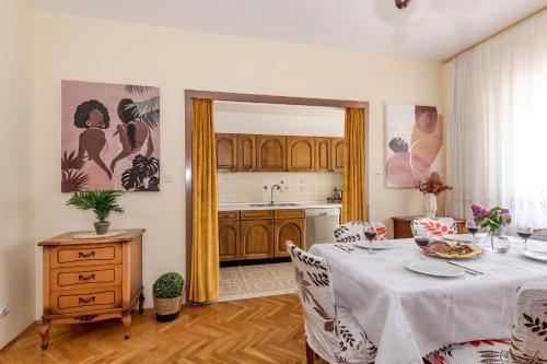 une salle à manger avec une table et une cuisine dans l'établissement Apartment Goreta, à Kaštela