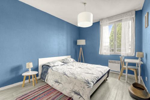 um quarto azul com uma cama e uma janela em Le Chapitre Toulousain - WILDHOME em Toulouse