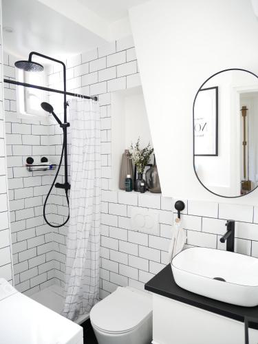 une salle de bain blanche avec un lavabo et une douche dans l'établissement Charmant 2 pièces lumineux proche métro L14 Clichy proche Paris, à Clichy