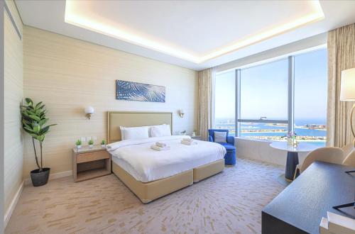Elegant 1BR in Palm Tower, Nakheel Mall, Sea View photo 3