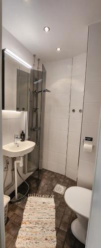Ванная комната в Pikkuhuoneisto loistosijainnilla Töölössä