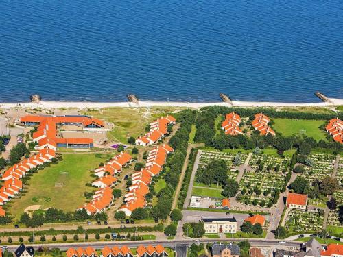 uma vista aérea de um resort perto do oceano em 6 person holiday home on a holiday park in S by em Sæby