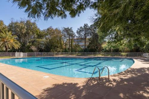 une piscine vide avec une clôture et des arbres dans l'établissement Saint Tropez Superbe appartement rénove 2023 AC centre ville mer 100m, à Saint-Tropez