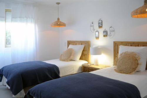 une chambre avec deux lits et une fenêtre dans l'établissement Saint Tropez Superbe appartement rénove 2023 AC centre ville mer 100m, à Saint-Tropez