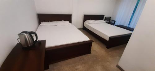Cette petite chambre comprend 2 lits. dans l'établissement Laurel Residence, à Kandy