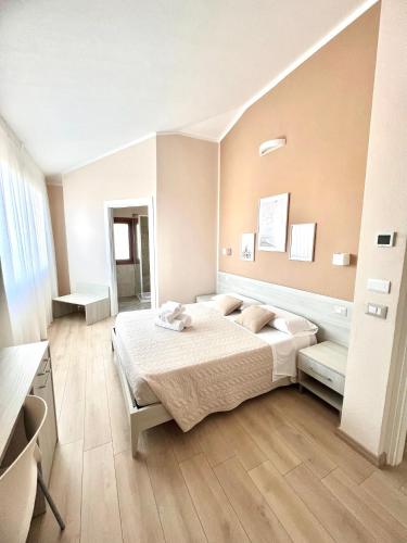 a bedroom with a bed in a room at InCentro - San Teodoro in San Teodoro