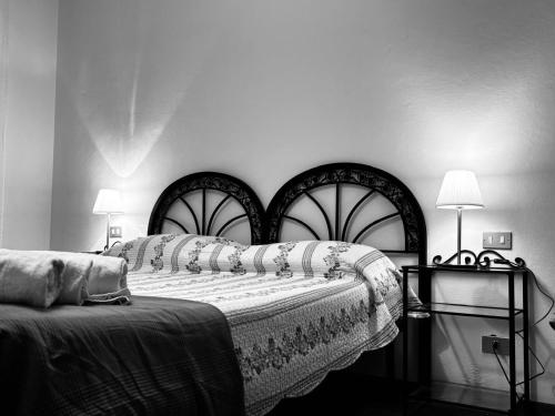a bedroom with two beds and two lamps at Villa del Monte di Cocco in Massarosa
