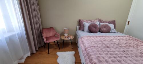 Tempat tidur dalam kamar di Silbernagel Villa apartment