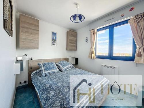 une chambre avec un lit et une fenêtre dans l'établissement Vue Capitainerie , Charme & Confort en Bord de Mer, à Bray-Dunes